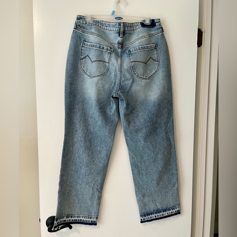 Cleo + Wolf High Rise Distressed Mom Jeans NWOT - Picture 2 of 8